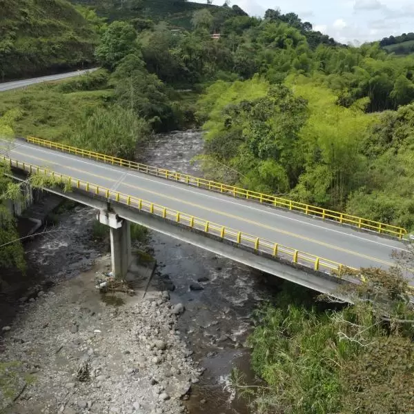 Puente sobre río Quindío